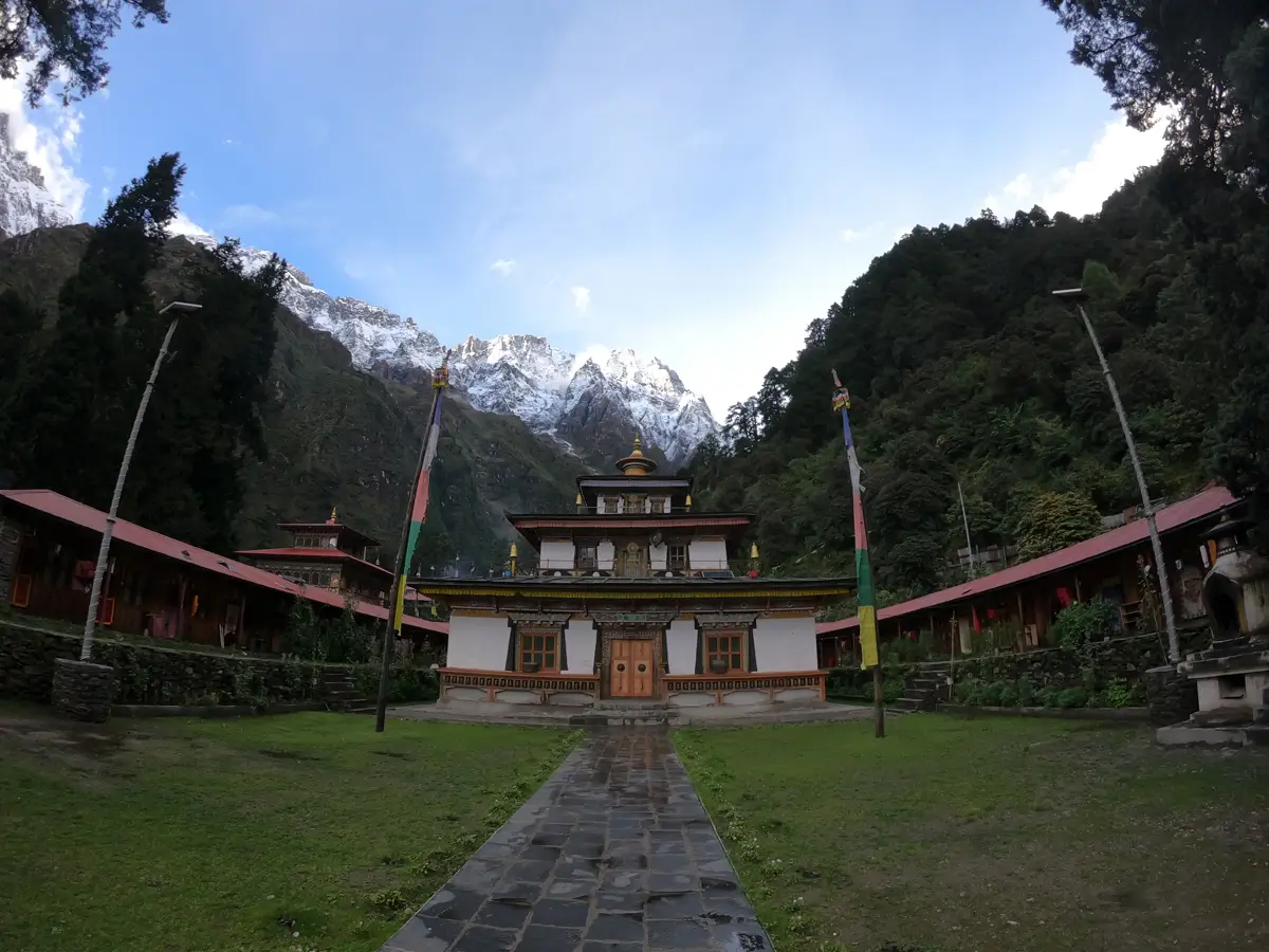Serang Gumba Manalsu