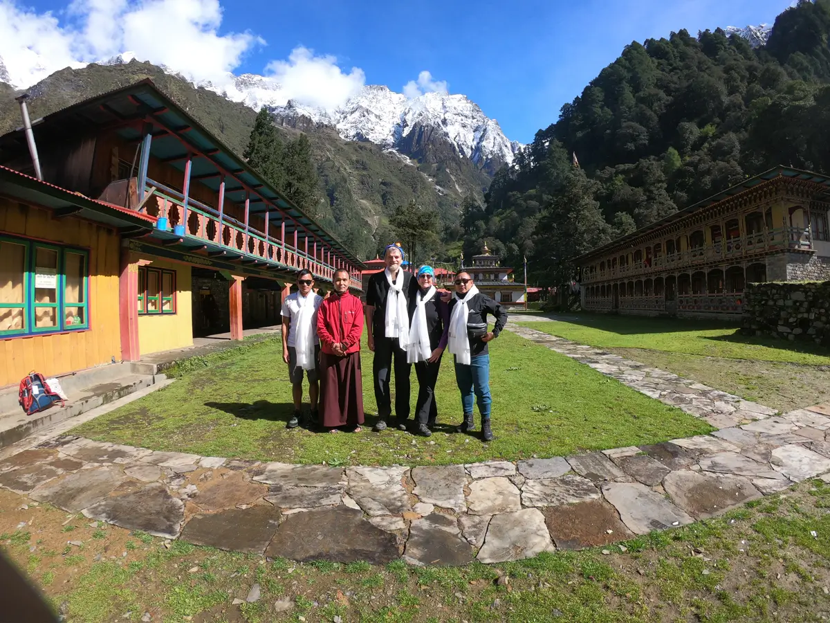 Serang Gumba Manalsu Gorkha