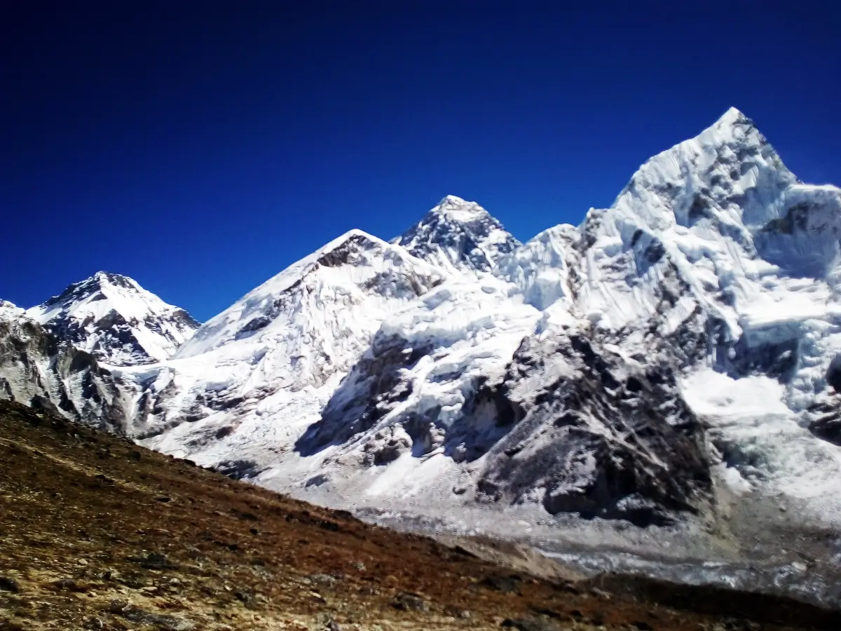 mount everest located in which country